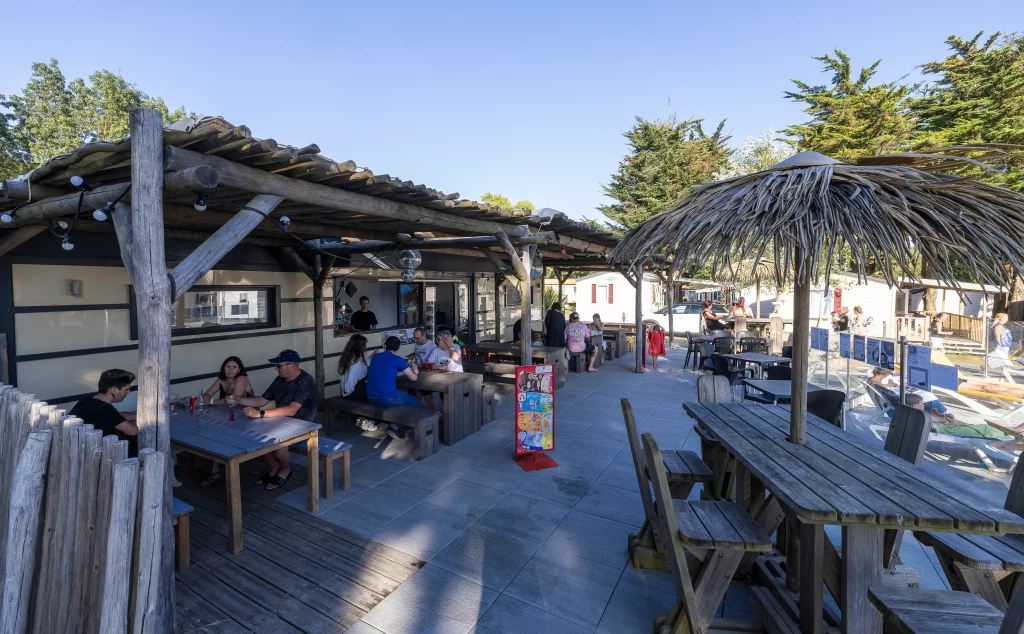 Terrasse en bois d’un café en plein air