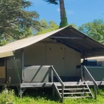 Tentes safari sur pilotis en pleine nature