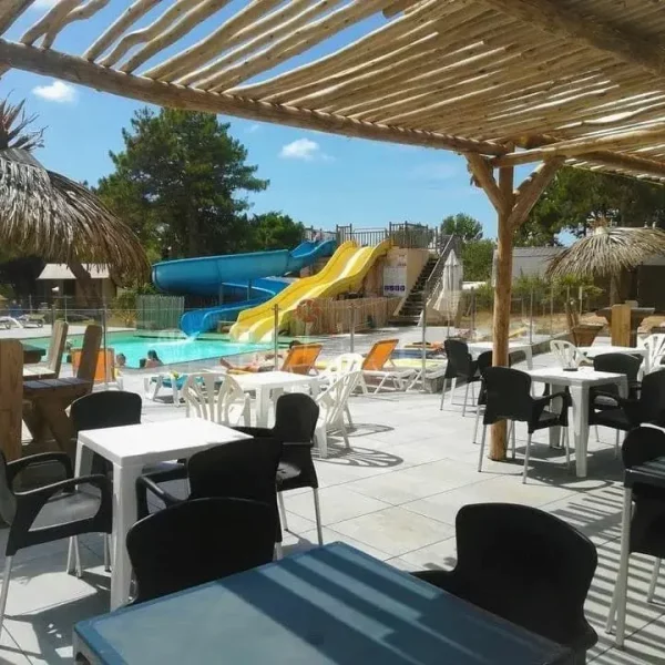 Piscine extérieure avec toboggans et terrasse ombragée