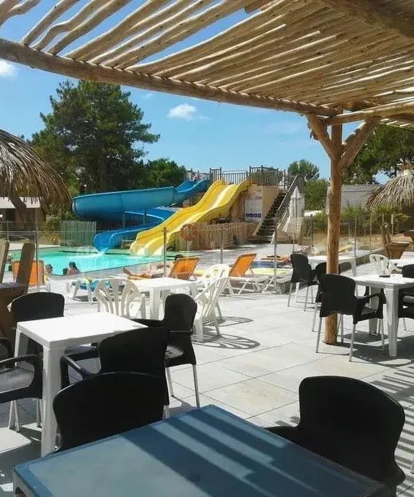 Piscine extérieure avec toboggans et terrasse ombragée