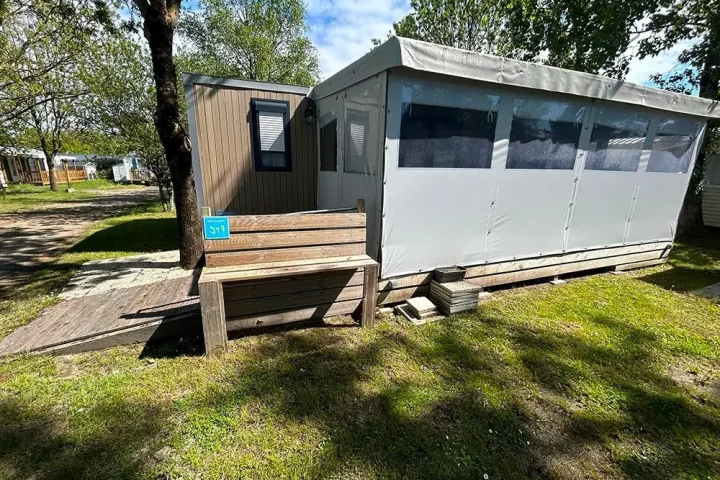 Mobil-home avec terrasse couverte dans un camping